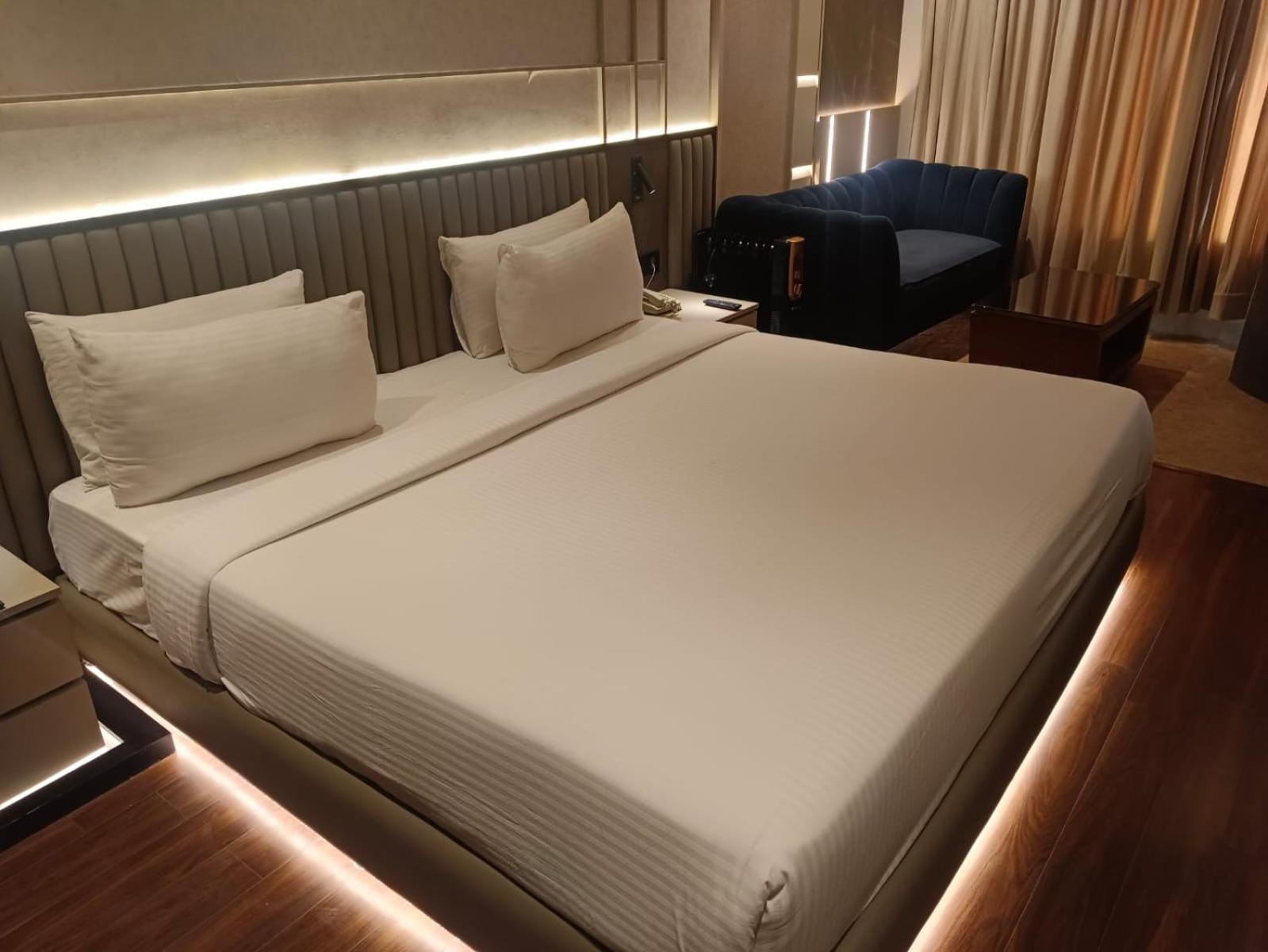 The Galgotias Hotel Gurugram Gurgaon Esterno foto